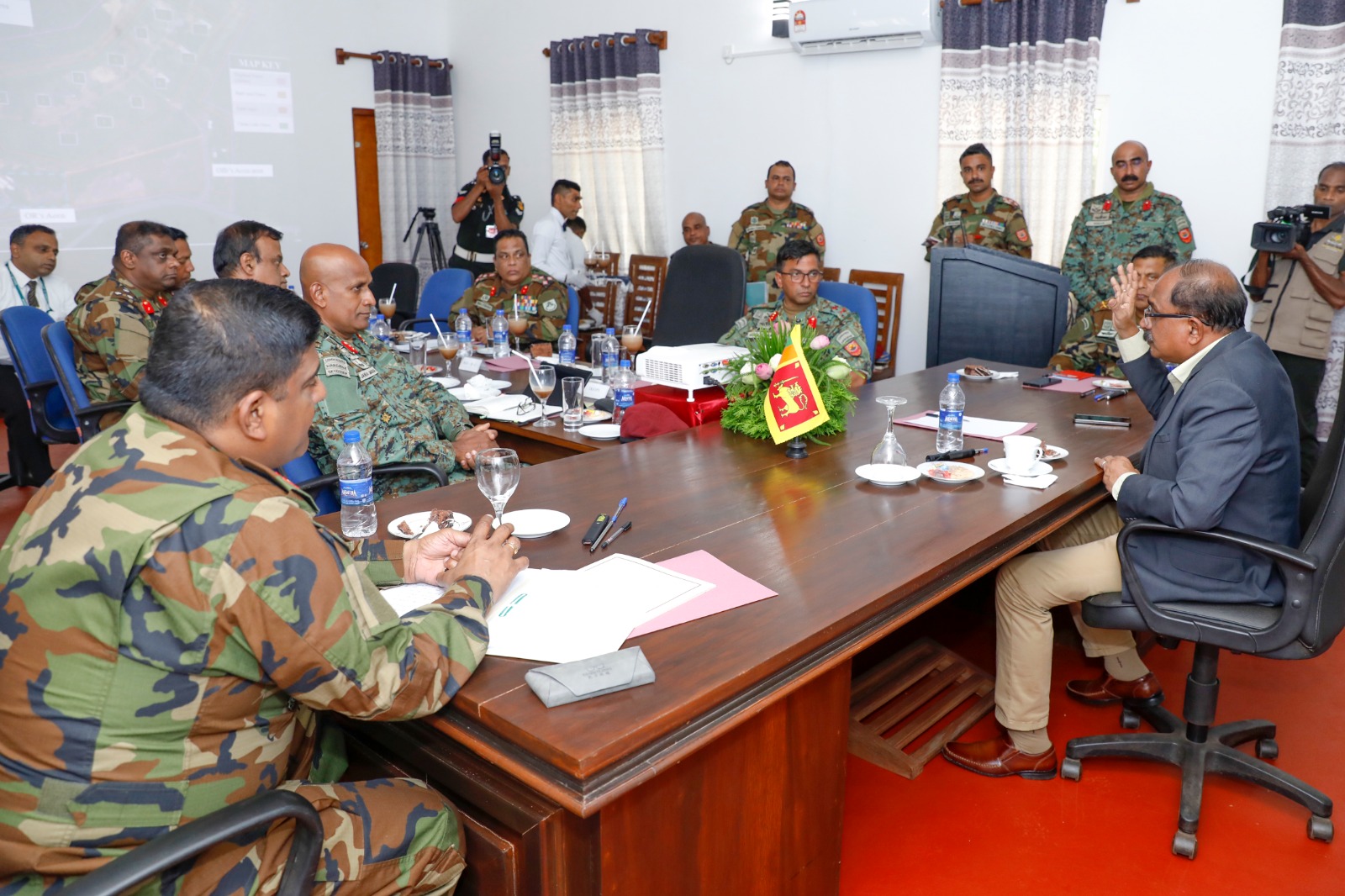 ආරක්ෂක නියෝජ්ය අමාත්යවරයා යුද්ධ හමුදාවේ පතුරම් සහ යුද්ධෝපකරණ ගබඩා පහසුකම් නිරීක්ෂණයක ආරක්ෂක නියෝජ්ය අමාත්යවරයා යුද්ධ හමුදාවේ පතුරම් සහ යුද්ධෝපකරණ ගබඩා පහසුකම් නිරීක්ෂණයක