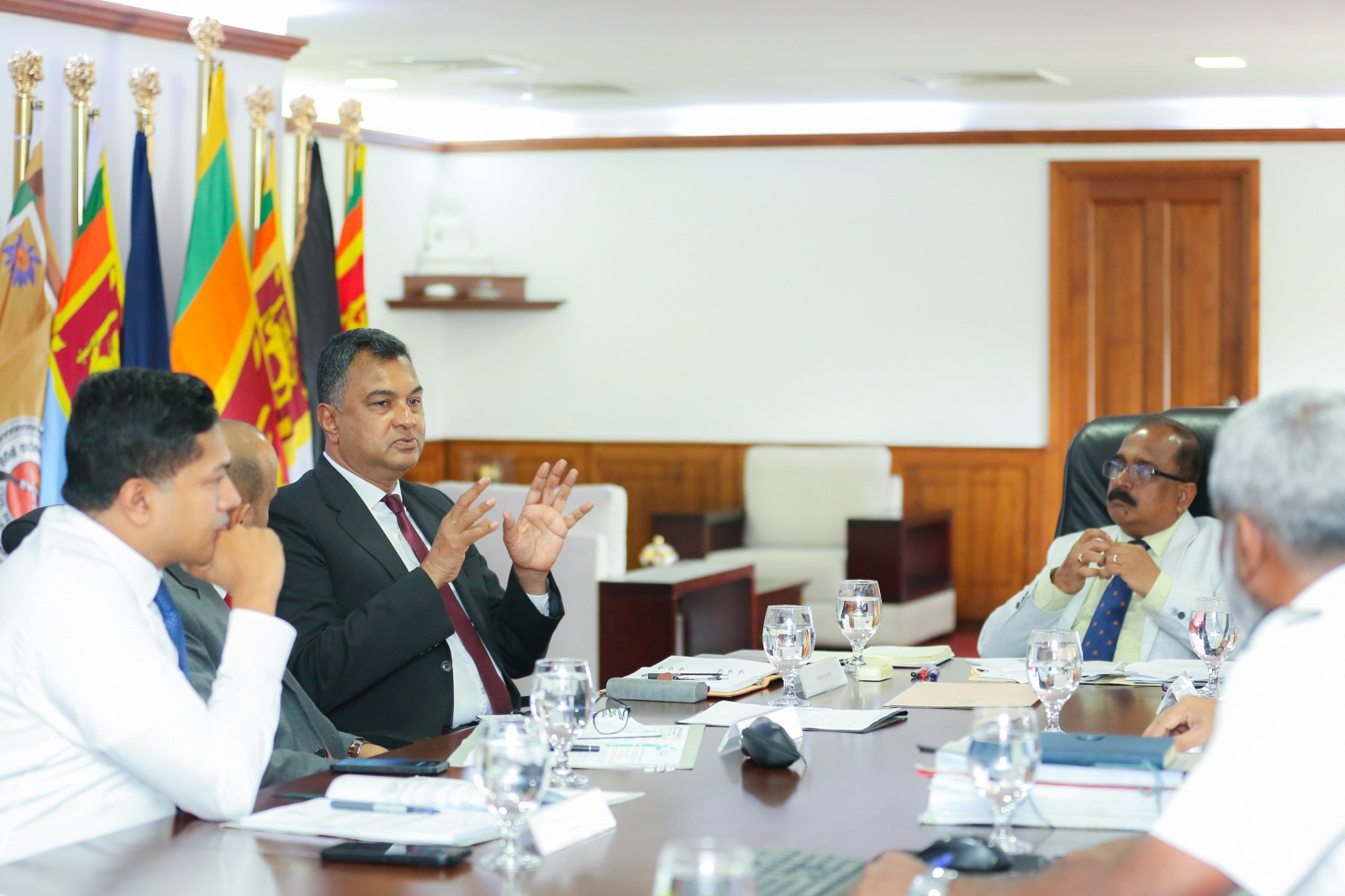 යාපනයේ අධි ආරක්ෂක කලාපය තුලඇති පෞද්ගලික ඉඩම් මුදාහැරීම ගැන විශේෂ සාකච්ඡාවක් යාපනයේ අධි ආරක්ෂක කලාපය තුලඇති පෞද්ගලික ඉඩම් මුදාහැරීම ගැන විශේෂ සාකච්ඡාවක්