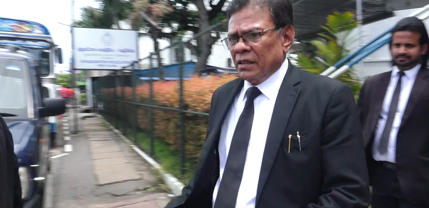 විනාඩි 15 කට ගල්කිස්ස පොලීසියට ගුණරත්න වන්නිනායක එයි විනාඩි 15 කට ගල්කිස්ස පොලීසියට ගුණරත්න වන්නිනායක එයි