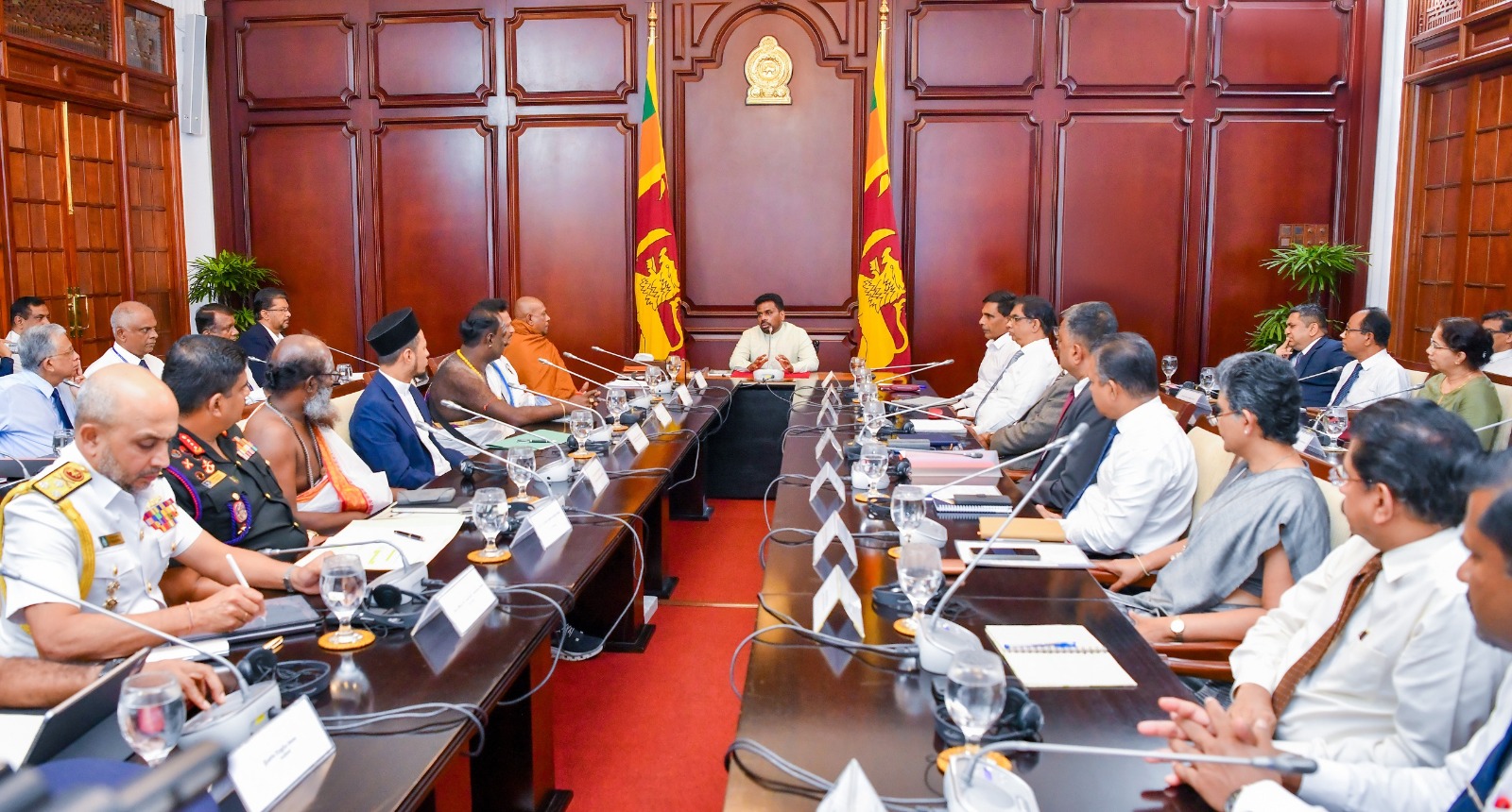 මත්ද්රව්ය ජාලයේ මුල් ඇති තැන් ගැන ජනපති කියයි (VIDEO) මත්ද්රව්ය ජාලයේ මුල් ඇති තැන් ගැන ජනපති කියයි (VIDEO)