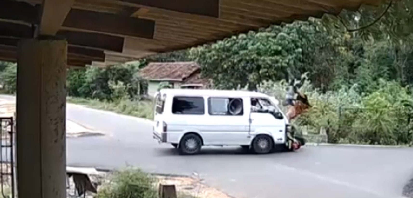මැදිරිගිරිය වෑන් රථ – යතුරු පැදි අනතුරකින් අයෙක් මරුට මැදිරිගිරිය වෑන් රථ – යතුරු පැදි අනතුරකින් අයෙක් මරුට