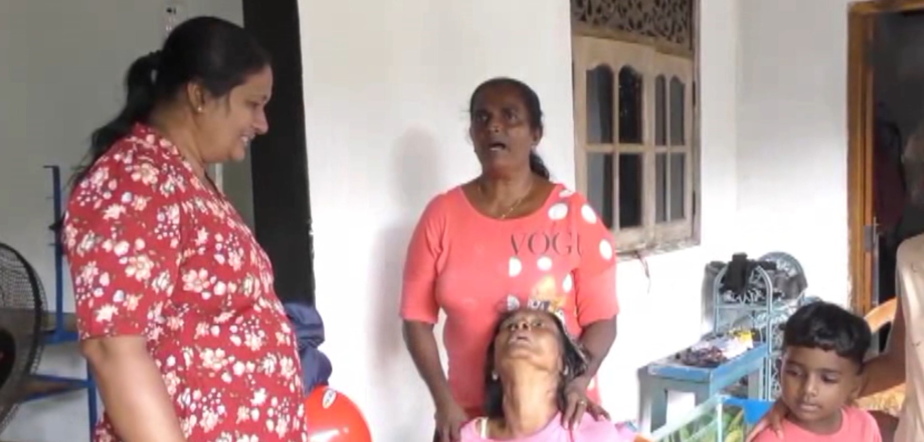 මදුරු දඟරයක් නිසා පිළිස්සෙන්න ගිය ආච්චී අනූ නවයෙන් බේරෙයි මදුරු දඟරයක් නිසා පිළිස්සෙන්න ගිය ආච්චී අනූ නවයෙන් බේරෙයි