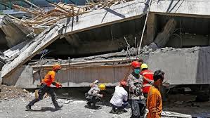 ඉන්දුනීසියාවේ පාසලක ගොඩනැගිල්ලක් කඩා වැටීමෙන් මියගිය ළමුන් 54 දක්වා ඉහළට  – 13 ක් අතුරුදන්