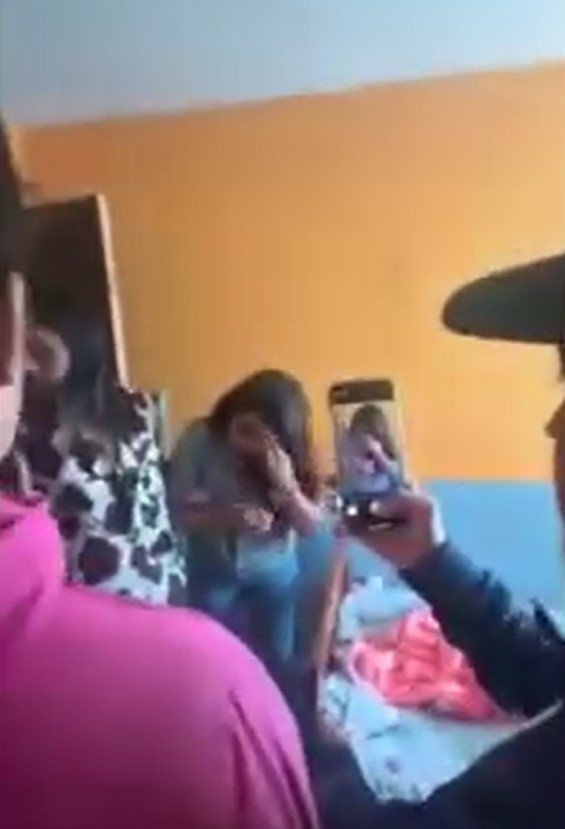 ඉෂාරා අත්අඩංගුවට ගත් මෙහෙයුමේ දර්ශන එළියට (VIDEO) ඉෂාරා අත්අඩංගුවට ගත් මෙහෙයුමේ දර්ශන එළියට (VIDEO)