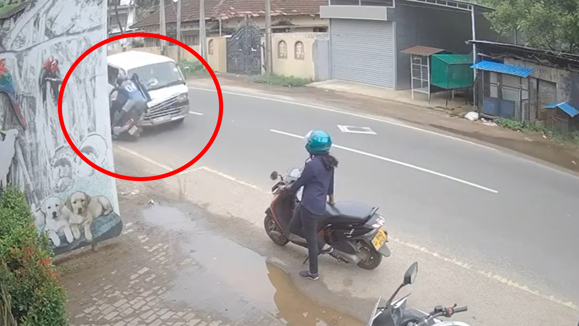 අපරීක්ෂාකාරී වෑන් රථ රියදුරෙක් නිසා යතුරු පැදියක දෙදෙනෙක් අනතුරකින් රෝහලට අපරීක්ෂාකාරී වෑන් රථ රියදුරෙක් නිසා යතුරු පැදියක දෙදෙනෙක් අනතුරකින් රෝහලට