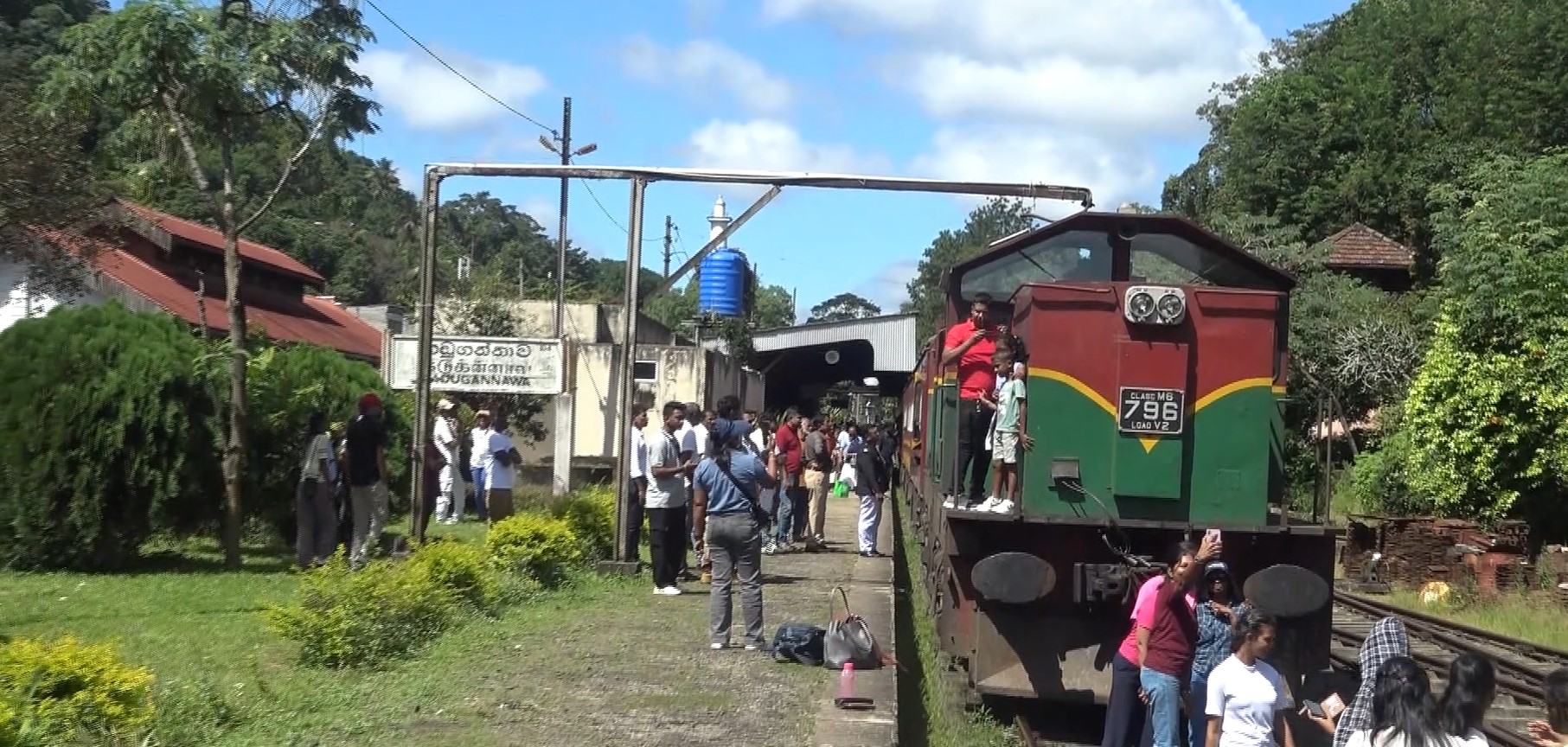 දුම්රිය රත් වීමෙන් මහනුවර සීඝ්රගාමී දුම්රිය නැවතී මගීන් අපහසුතාවයට දුම්රිය රත් වීමෙන් මහනුවර සීඝ්රගාමී දුම්රිය නැවතී මගීන් අපහසුතාවයට