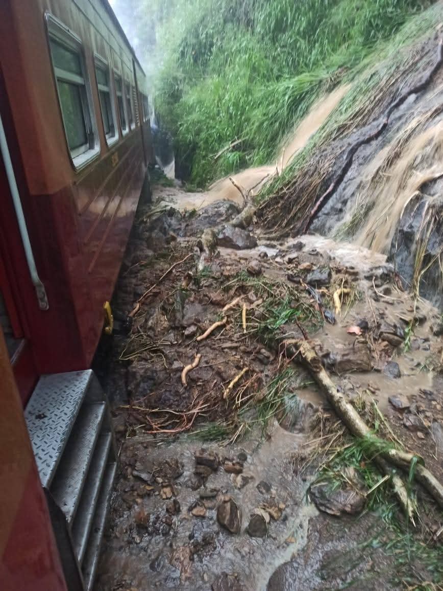 දුම්රියක් පීලි පැනීමෙන් උඩරට මාර්ගයේ දුම්රිය 7 ක් අද අවලංගුයි දුම්රියක් පීලි පැනීමෙන් උඩරට මාර්ගයේ දුම්රිය 7 ක් අද අවලංගුයි