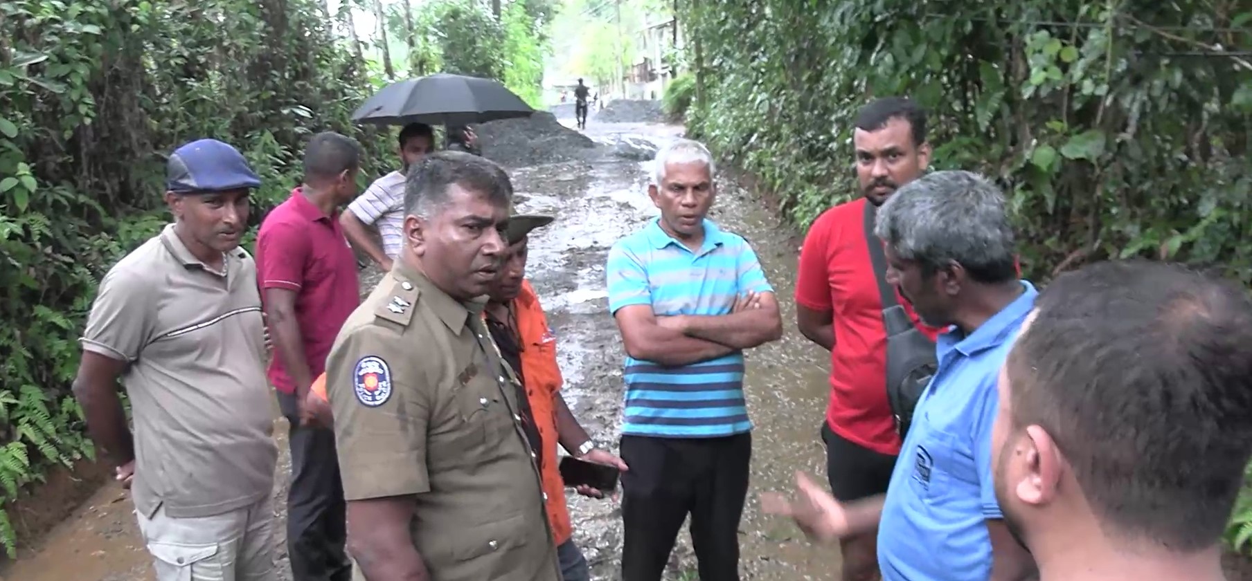 උඩුව කරව්හේන මාර්ගය ඉදිකිරීමේ දී නිසි ප්රමිතිය නැතැයි ප්රදේශවාසීන් ගෙන් කොන්ත්රාත්කරුට චෝදනා උඩුව කරව්හේන මාර්ගය ඉදිකිරීමේ දී නිසි ප්රමිතිය නැතැයි ප්රදේශවාසීන් ගෙන් කොන්ත්රාත්කරුට චෝදනා