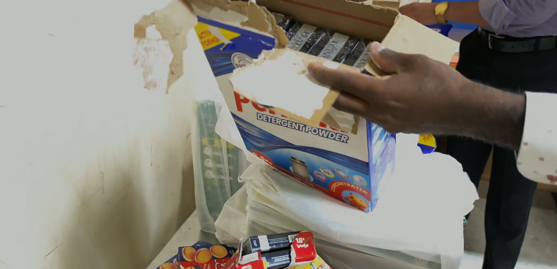 හොරෙන් ගෙනා ලක්ෂ 13 හමාරක සිගරට් කටුනායක හිරවෙයි හොරෙන් ගෙනා ලක්ෂ 13 හමාරක සිගරට් කටුනායක හිරවෙයි