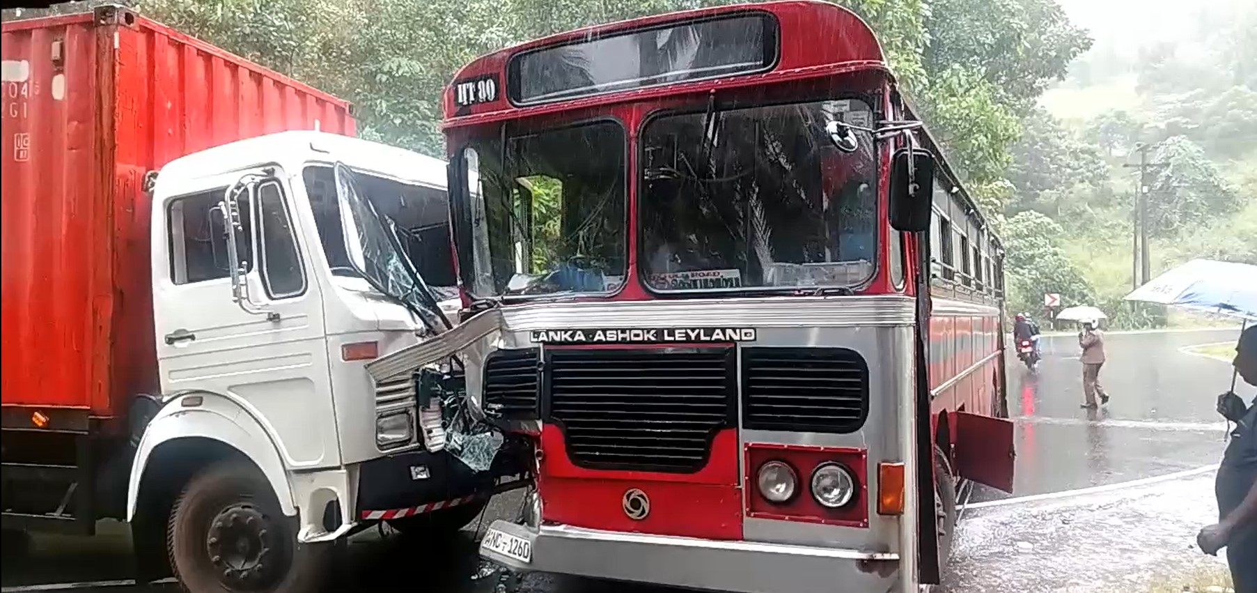 කොළඹ – හැටන් මාර්ගයේ යටියන්තොට දී බස් රථයක කන්ටේනර් රථයක් ගැටී දෙදෙනෙක් රෝහලේ කොළඹ – හැටන් මාර්ගයේ යටියන්තොට දී බස් රථයක කන්ටේනර් රථයක් ගැටී දෙදෙනෙක් රෝහලේ