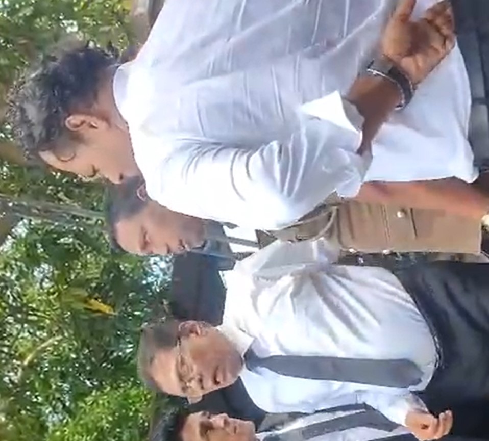නීතිඥ ගුණරත්න වන්නිනායක ගේ ගල්කිස්ස අධිකරණ භූමියේ හැසිරීමටත් පොලිස් පරීක්ෂණයක් (VIDEO) නීතිඥ ගුණරත්න වන්නිනායක ගේ ගල්කිස්ස අධිකරණ භූමියේ හැසිරීමටත් පොලිස් පරීක්ෂණයක් (VIDEO)