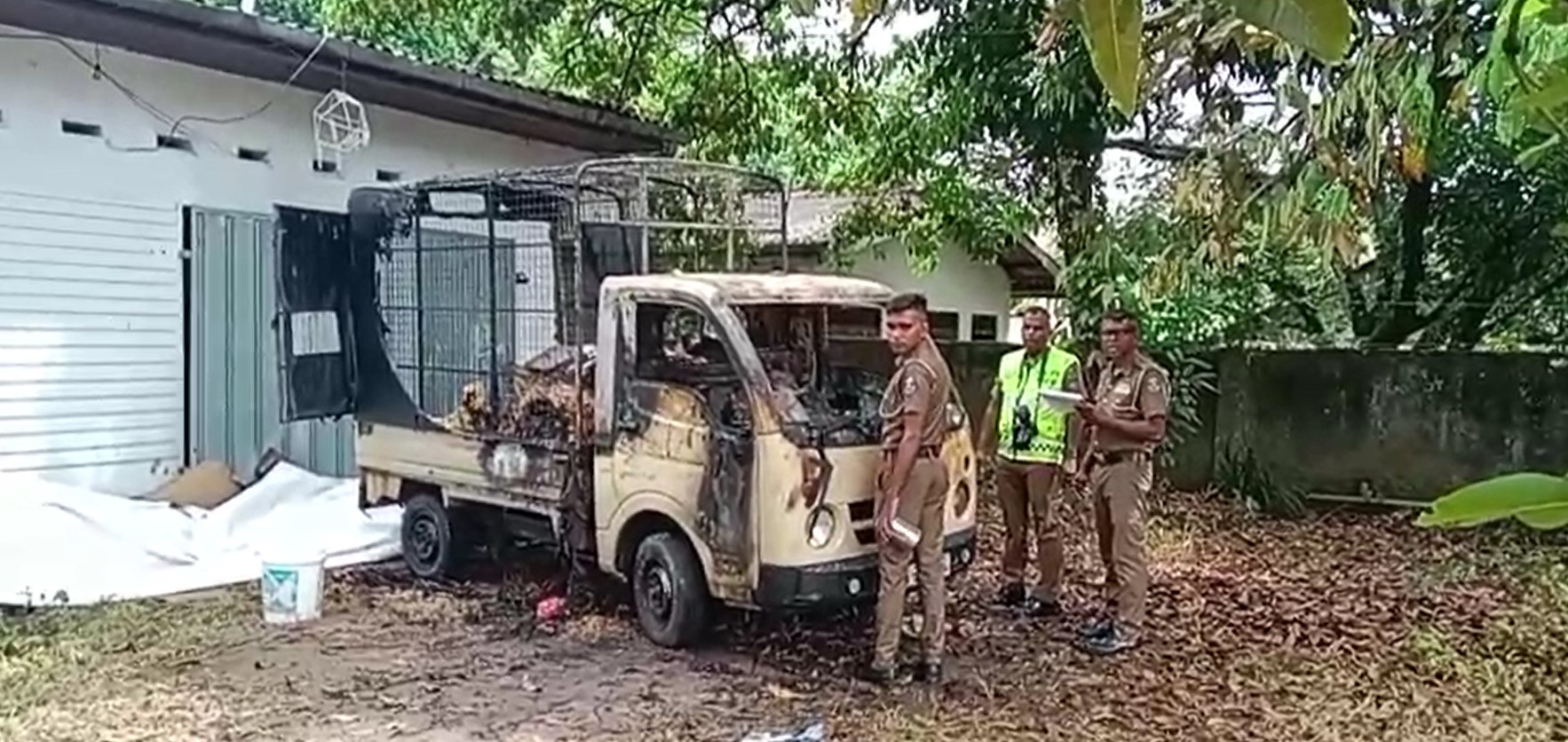 හෝමගම, හබරකඩ නිවසේ නවතා තිබූ කරවල ලොරියට රෑ ගිනි තියලා හෝමගම, හබරකඩ නිවසේ නවතා තිබූ කරවල ලොරියට රෑ ගිනි තියලා