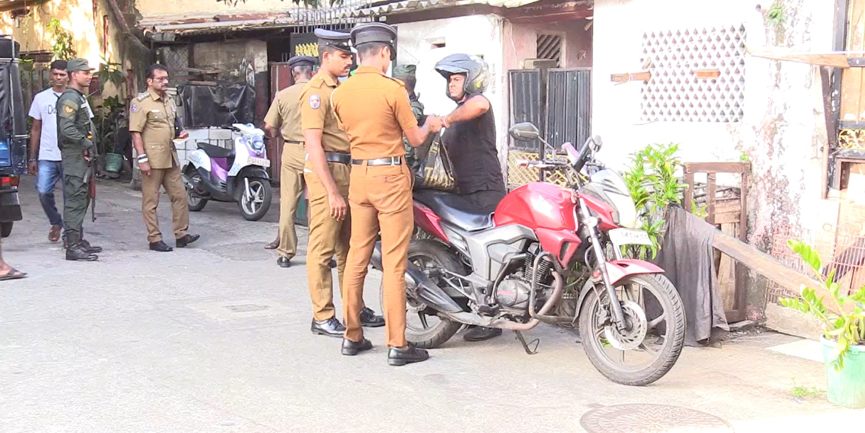 දිවයින පුරා පොලිස් මෙහෙයුම් වලින් ඊයේ 785 ක් අත්අඩංගුවට