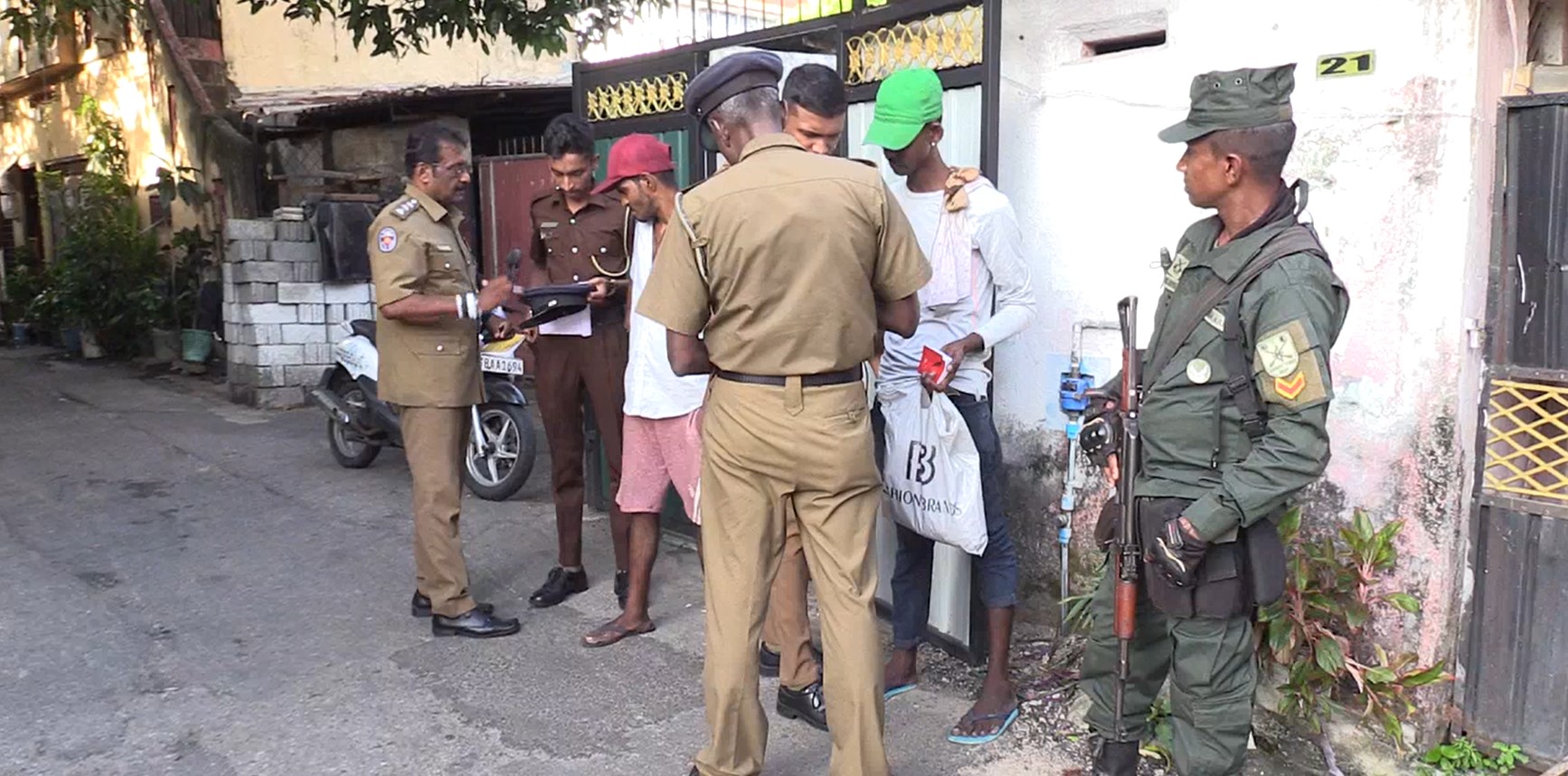 පොලිස් මෙහෙයුම් වලින් ඊයේත් 971 දෙනෙකු සැකපිට අත්අඩංගුවට