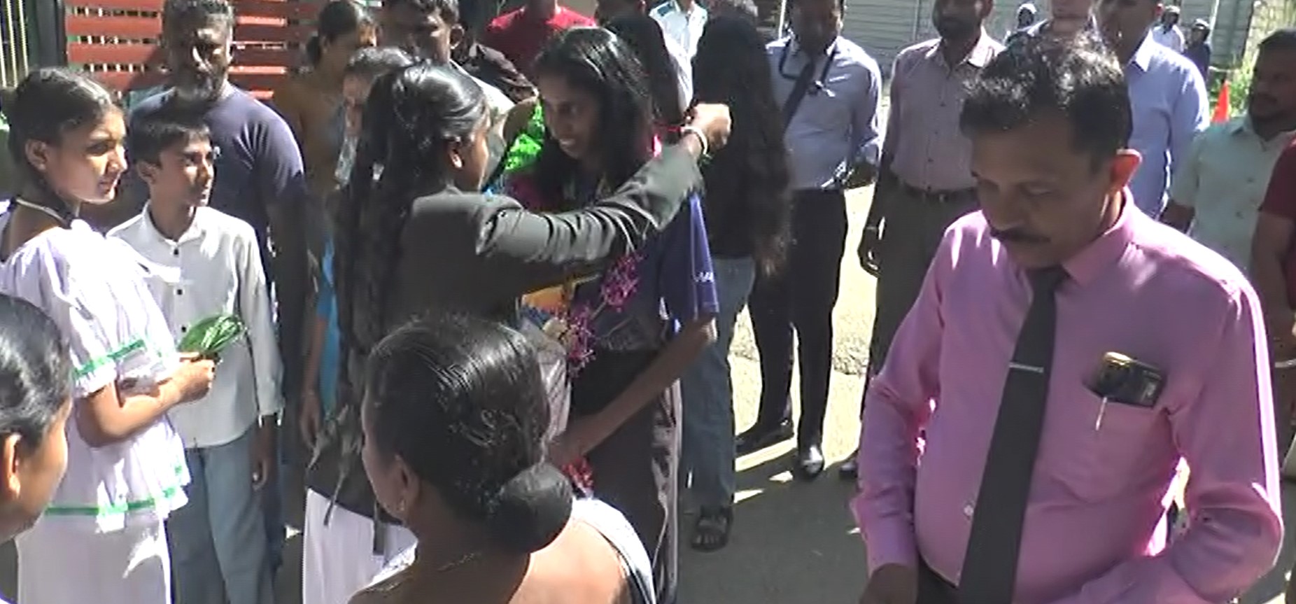 දකුණු ආසියානු මලල ක්රීඩා උළෙලේදී රන් පදක්කම් දිනූ මෙත්මි රසාරාට ගමෙන් හරසර දකුණු ආසියානු මලල ක්රීඩා උළෙලේදී රන් පදක්කම් දිනූ මෙත්මි රසාරාට ගමෙන් හරසර