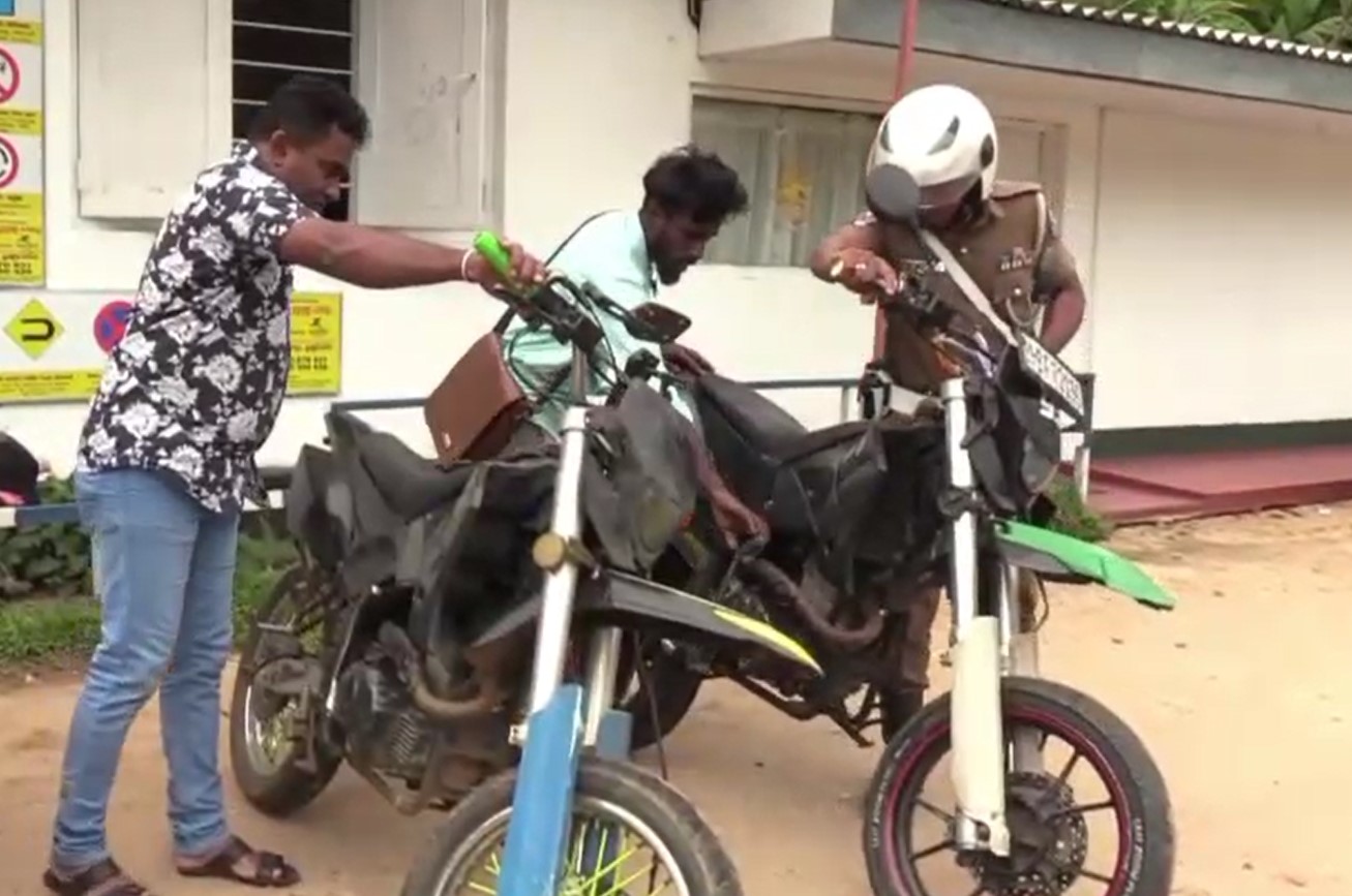 අධික ශබ්ද සහිතව මාර්ගයේ ධාවනය කළ යතුරු පැදි දෙකක් ඌව පරණගම පොලිස් භාරයට අධික ශබ්ද සහිතව මාර්ගයේ ධාවනය කළ යතුරු පැදි දෙකක් ඌව පරණගම පොලිස් භාරයට