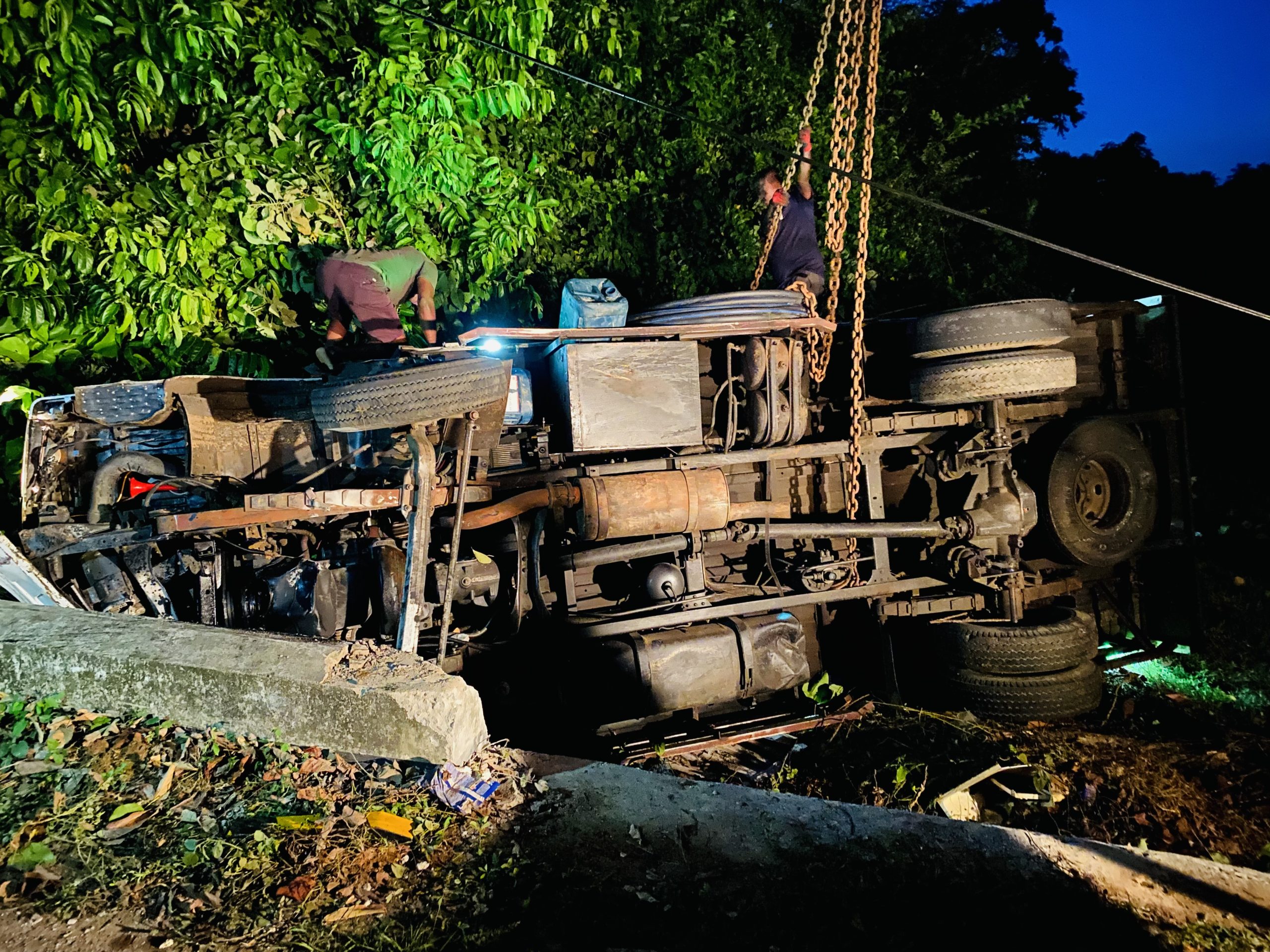නාරම්මලදී ලොරි රථ අනතුරකින් තරුණයන් දෙදෙනෙක් මරුට