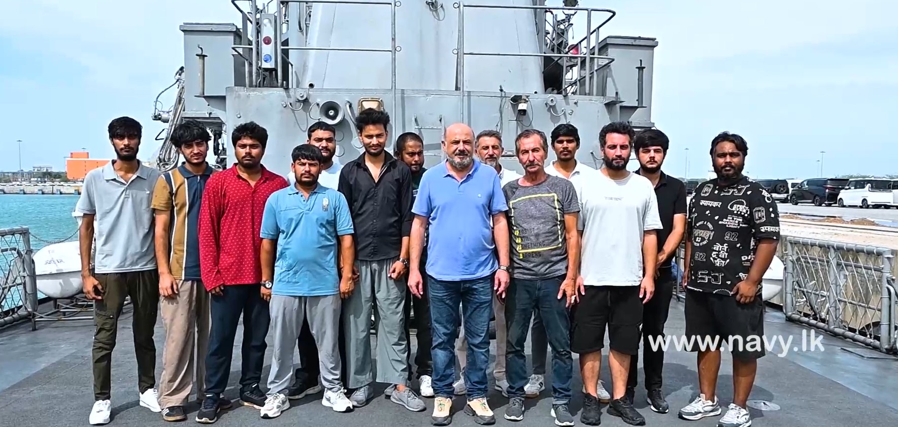 ගැඹුරු මුහුදේ ආපදාවට ලක් වූ වෙළෙඳ නෞකාවක කාර්ය මණ්ඩලය නාවික හමුදාව මුදාගනී ගැඹුරු මුහුදේ ආපදාවට ලක් වූ වෙළෙඳ නෞකාවක කාර්ය මණ්ඩලය නාවික හමුදාව මුදාගනී
