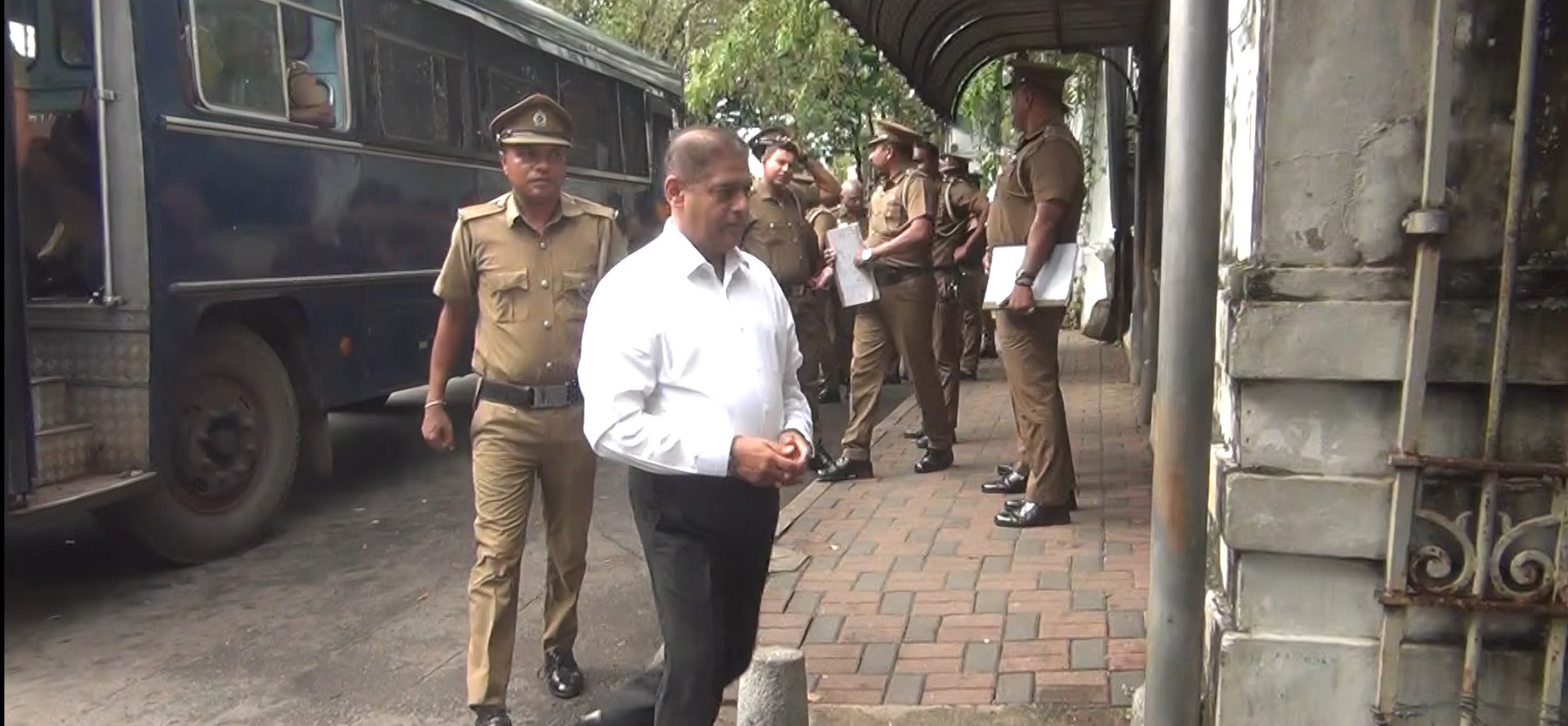 මහින්දගේ ආරක්ෂක නිලධාරී නෙවිල් 31 දක්වා රිමාන්ඩ් මහින්දගේ ආරක්ෂක නිලධාරී නෙවිල් 31 දක්වා රිමාන්ඩ්