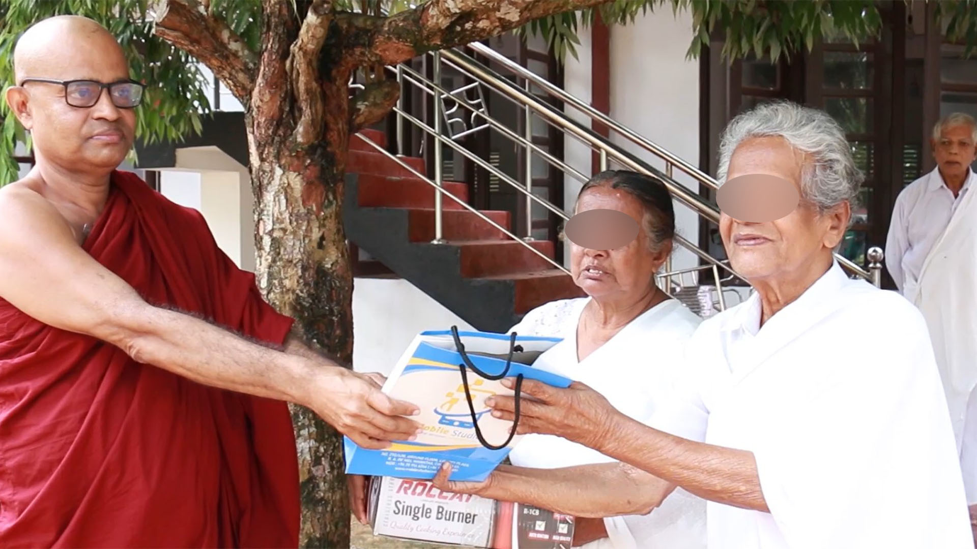 live@Sri Lanka පුවත දැක තිහාරියේ මහමගට වැටුණු මවට – පියාට කරුණාවන්ත මිනිසුන්ගේ පිහිට