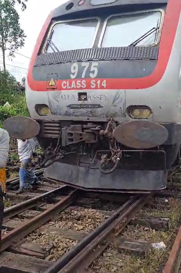 ඔඩිසි සංචාරක දුම්රිය පීළි පැනීමෙන් උඩරට දුම්රිය ගමනා ගමනයට බාධාවක් නැහැ ඔඩිසි සංචාරක දුම්රිය පීළි පැනීමෙන් උඩරට දුම්රිය ගමනා ගමනයට බාධාවක් නැහැ
