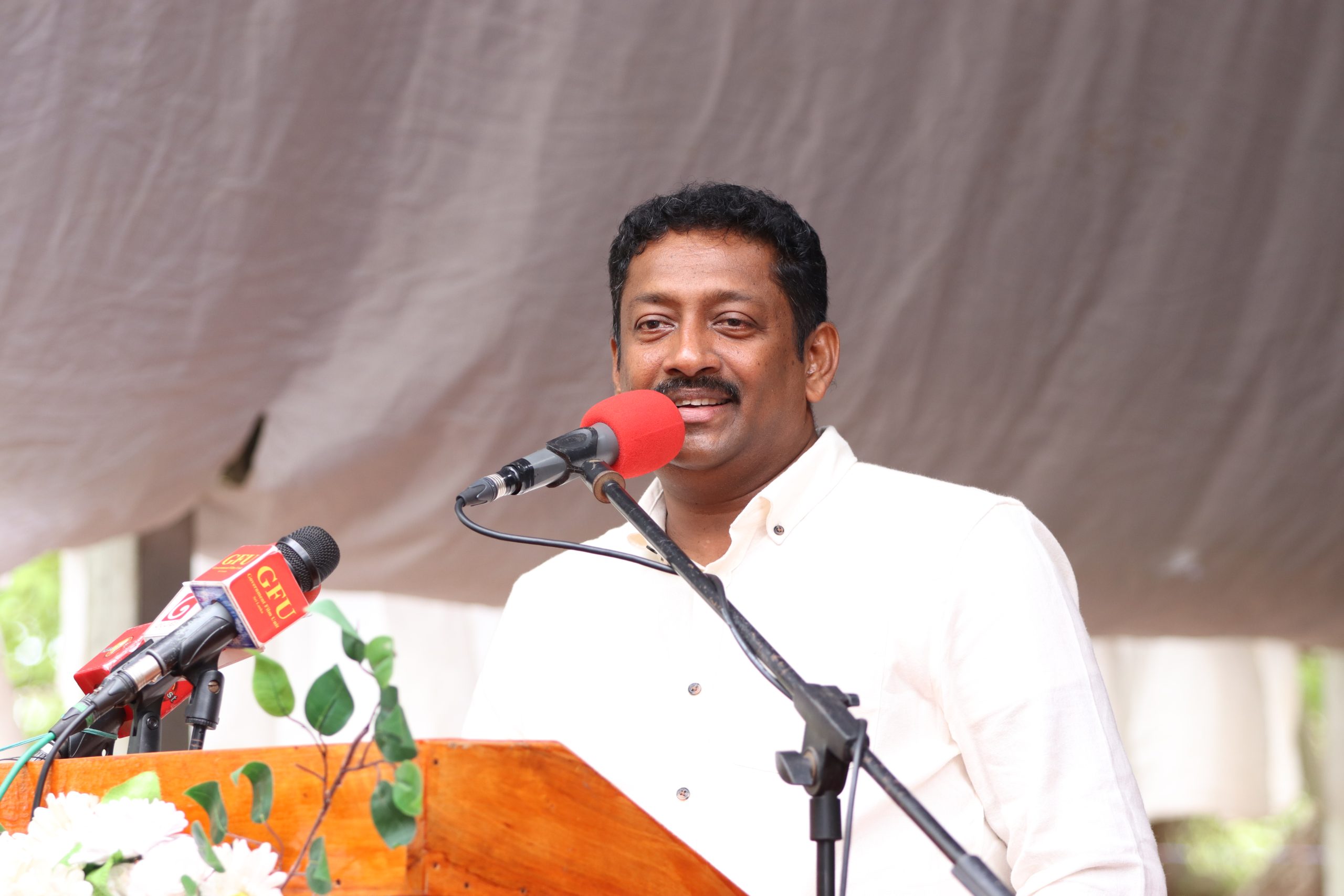 වැලිගම ප්රාදේශීය සභාවේ සභාපතිගේ ඝාතනය පිටුපස සිටින්නන් ලඟදීම හෙළිවන බව නියෝජ්ය අමාත්ය රුවන් සෙනරත් පවසයි වැලිගම ප්රාදේශීය සභාවේ සභාපතිගේ ඝාතනය පිටුපස සිටින්නන් ලඟදීම හෙළිවන බව නියෝජ්ය අමාත්ය රුවන් සෙනරත් පවසයි