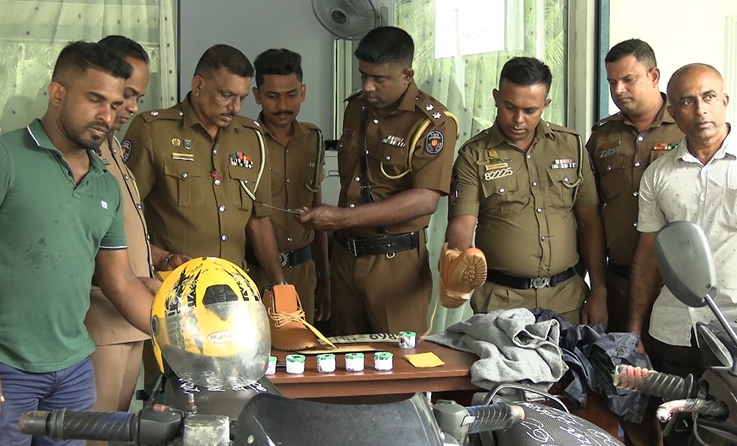 මාල කොල්ලකෑ දෙදෙනෙක් ලක්ෂ 25 ක රන් මාල හා කුඩු සමඟ මාට්ටු මාල කොල්ලකෑ දෙදෙනෙක් ලක්ෂ 25 ක රන් මාල හා කුඩු සමඟ මාට්ටු