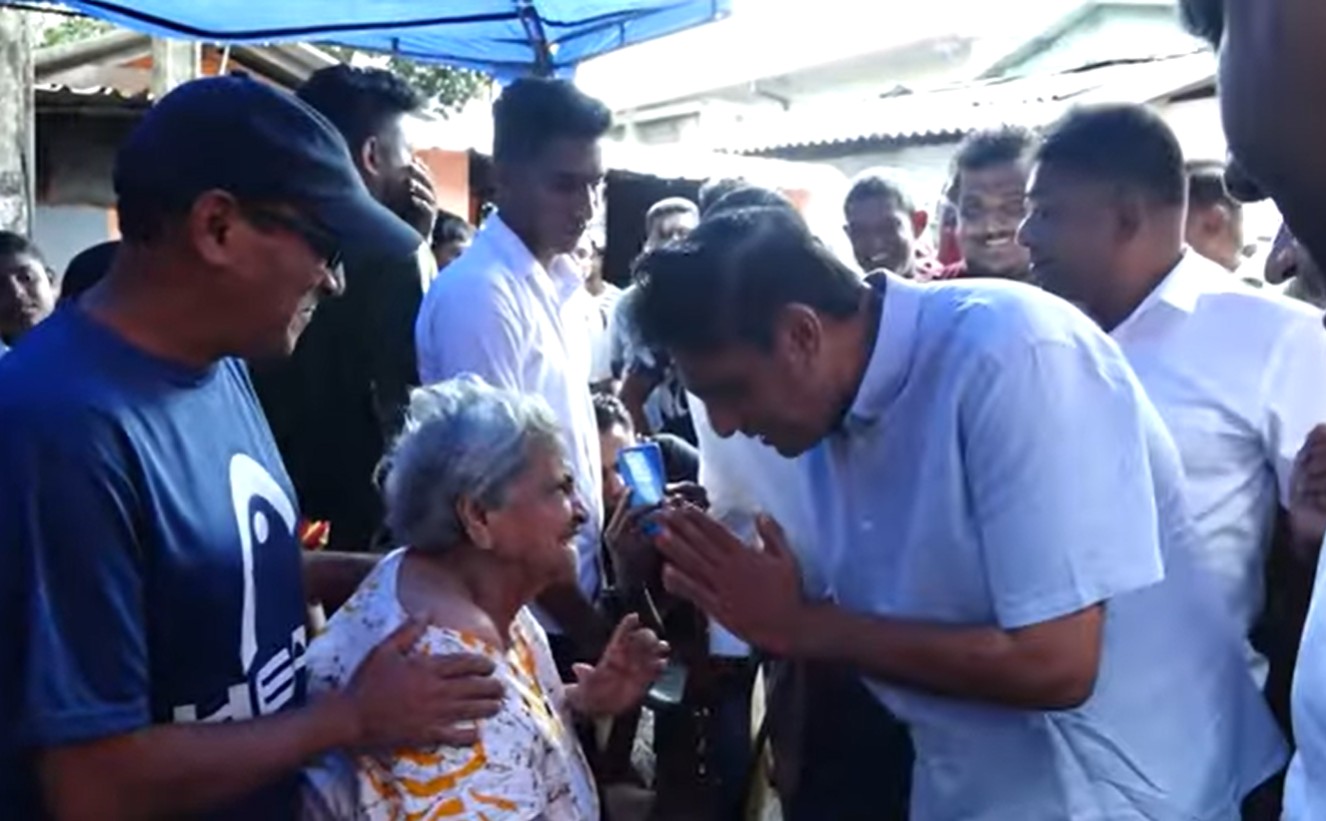 ජනාධිපති හා මාලිමා මන්ත්රීවරු වේදිකාවේ කියුදේ කරනකම් ජනතාව බලා සිටි – විපක්ෂ නායක සජිත් ප්රේමදාස ජනාධිපති හා මාලිමා මන්ත්රීවරු වේදිකාවේ කියුදේ කරනකම් ජනතාව බලා සිටි – විපක්ෂ නායක සජිත් ප්රේමදාස