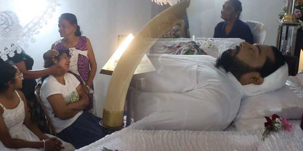 වැලිගම සභාපතිගේ දේහය නිවසට රැගෙන එයි (VIDEO) වැලිගම සභාපතිගේ දේහය නිවසට රැගෙන එයි (VIDEO)