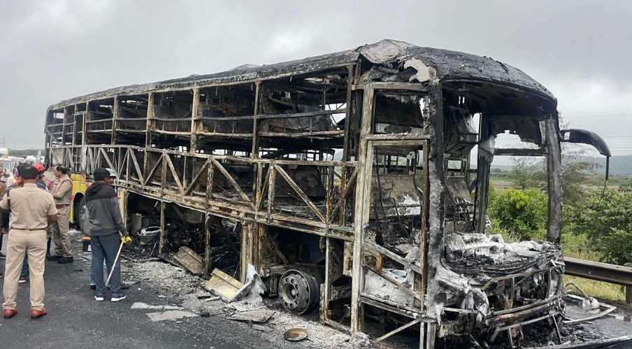 ඉන්දියාවේ බස් රථයක් ගිනිගෙන 25 දෙනෙකු මරුට ඉන්දියාවේ බස් රථයක් ගිනිගෙන 25 දෙනෙකු මරුට