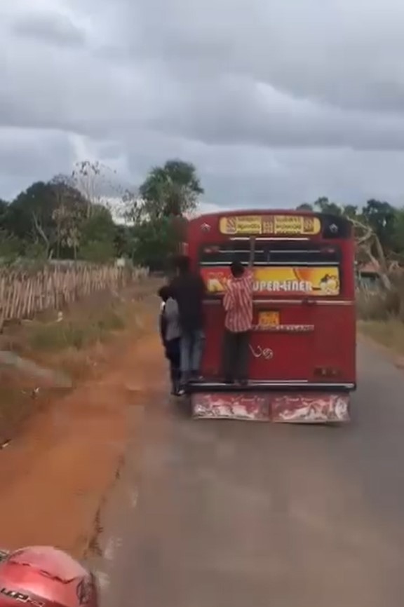 බලධාරීන් නීතිපොත් පෙරළද්දී යා යුතු නිසා අවදානම දරන කිලිනොච්චිය මගී ජනතාව බලධාරීන් නීතිපොත් පෙරළද්දී යා යුතු නිසා අවදානම දරන කිලිනොච්චිය මගී ජනතාව