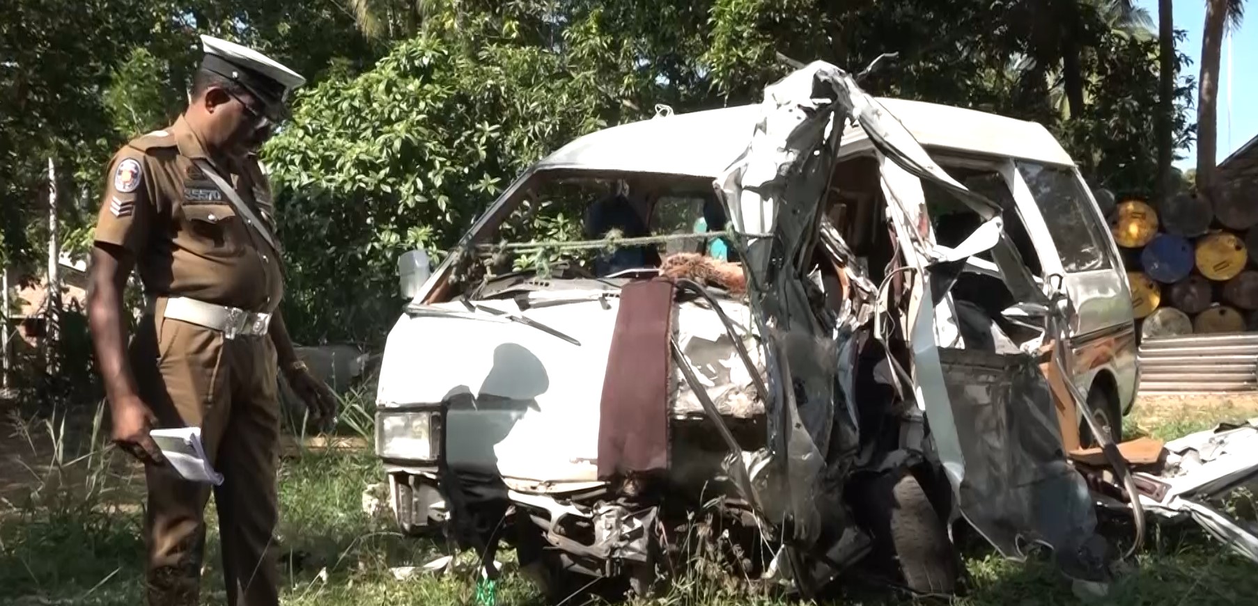 රියදුරුට නින්දගොස් වෑන් රථයක ගිය මින්නේරියේ 6 ක් රෝහලේ