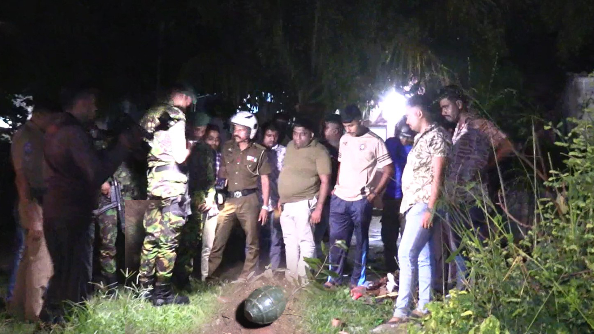 වැල්ලම්පිටිය අතුරු මගක දමාගිය අත් බෝම්බයක් හමුවේ වැල්ලම්පිටිය අතුරු මගක දමාගිය අත් බෝම්බයක් හමුවේ