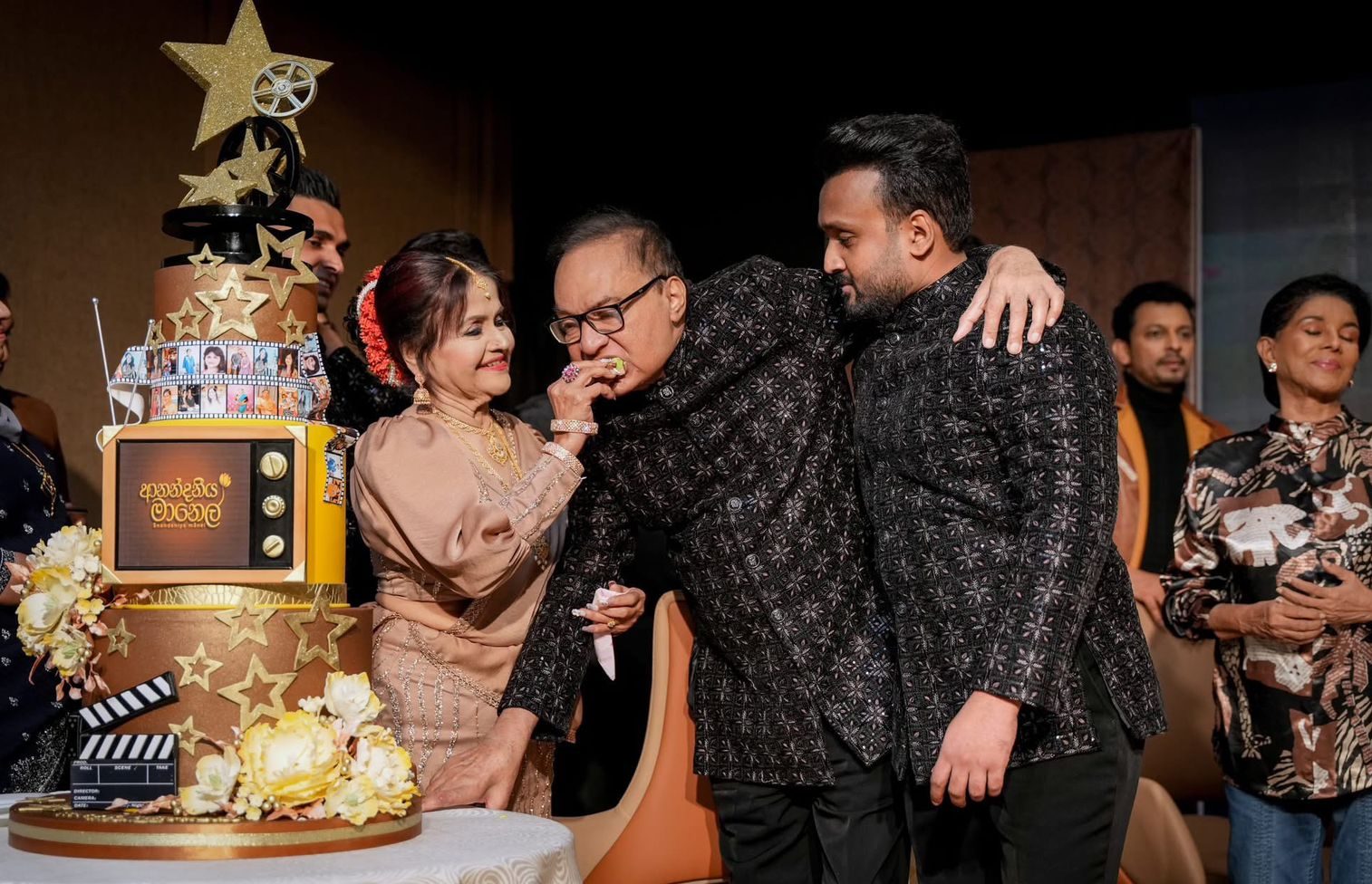 “ආනන්දනීය මානෙල්” ආදරයයි ගෞරවයයි විතරමයි… “ආනන්දනීය මානෙල්” ආදරයයි ගෞරවයයි විතරමයි…