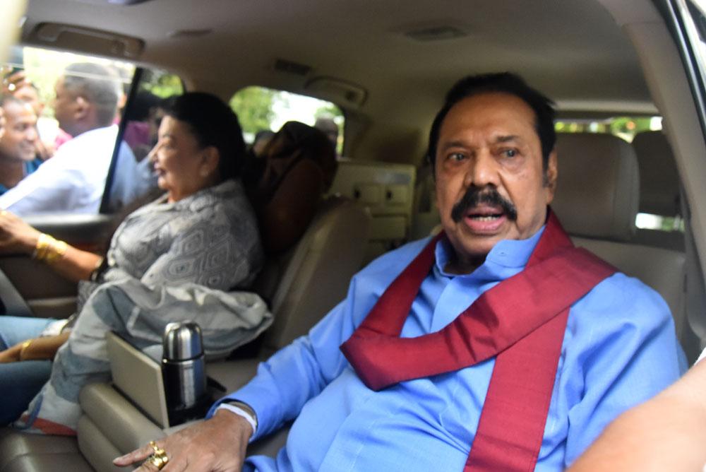 හිටපු ජනාධිපති මහින්දගේ විජේරාම නිවසේ විදුලි හා ජලය කැපීමේ සූදානමක් හිටපු ජනාධිපති මහින්දගේ විජේරාම නිවසේ විදුලි හා ජලය කැපීමේ සූදානමක්