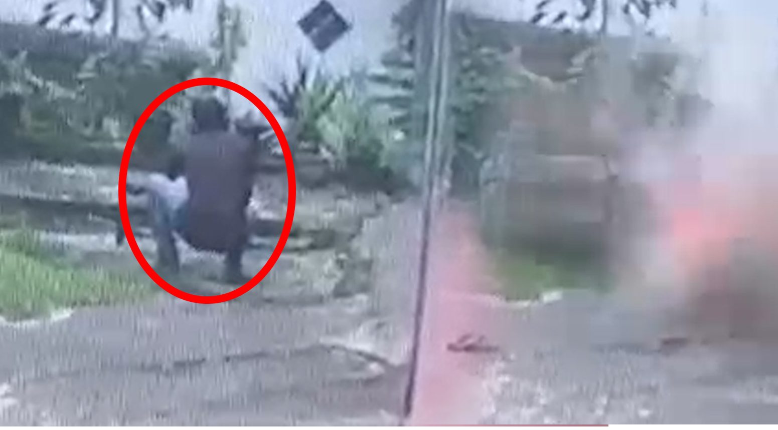 වැසිකිළි වළක් පුපුරා යාමෙන් පුද්ගලයෙකු ජීවිතක්ෂයට (VIDEO)
