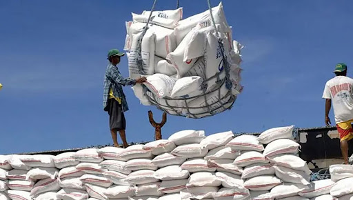 ආනයනික සහල් සදහා උපරිම සිල්ලර මිල නියම කළේ ඇයි? මෝල් හිමියන් ප්රශ්න කරයි ආනයනික සහල් සදහා උපරිම සිල්ලර මිල නියම කළේ ඇයි? මෝල් හිමියන් ප්රශ්න කරයි