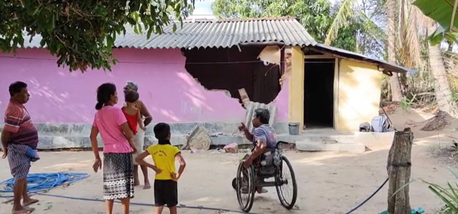වැලිකන්දේ වන අලි අදත් නිවසක් කඩා බිඳ දමලා වැලිකන්දේ වන අලි අදත් නිවසක් කඩා බිඳ දමලා