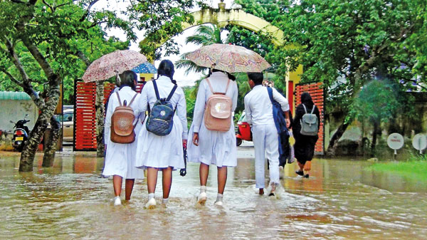 උසස් පෙළට යන අය හෙට කුඩ අරන් සූදානම් වන්න උසස් පෙළට යන අය හෙට කුඩ අරන් සූදානම් වන්න