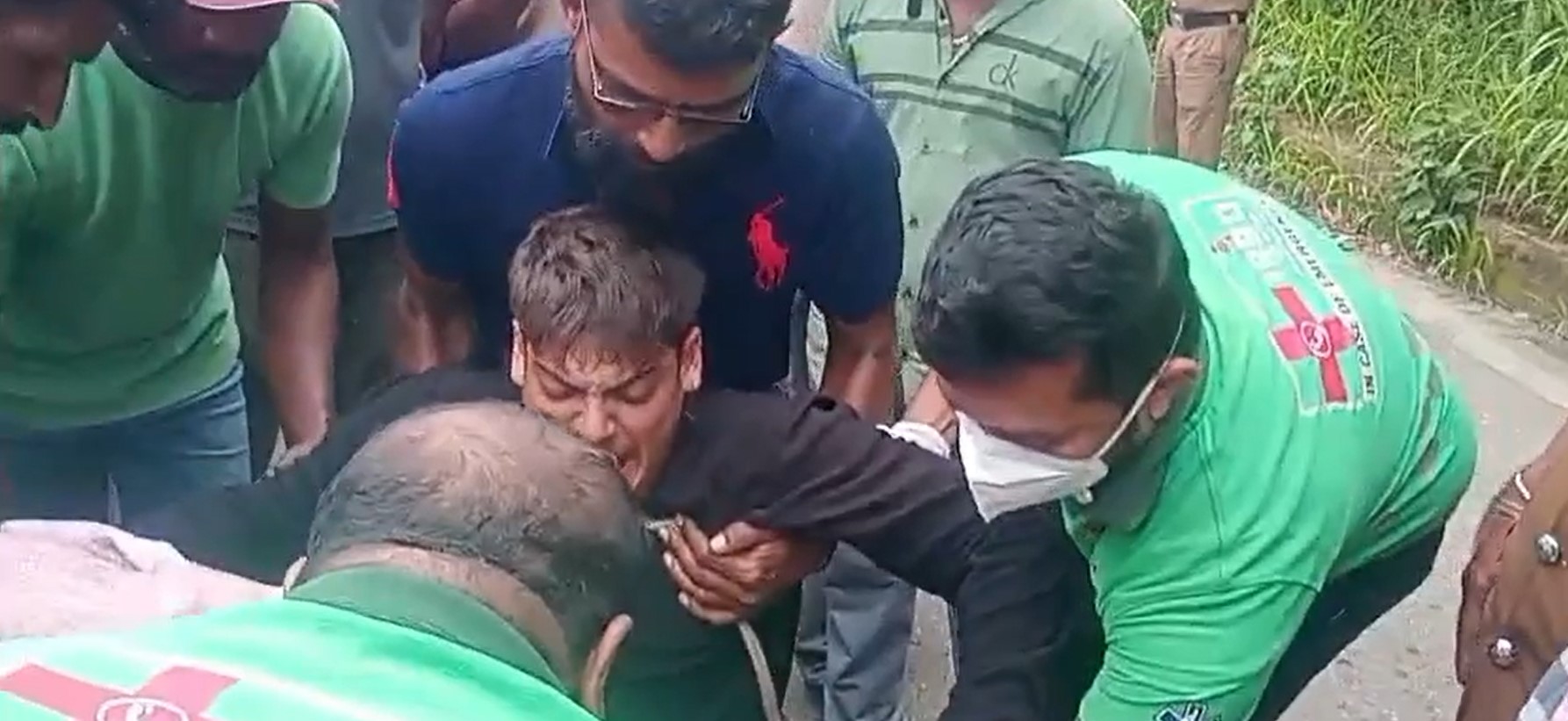 නාවලපිටිය – මහනුවර ප්රධාන මාර්ගයේ යතුරු පැදියක් කැබ් රථයක ගැටී ඊශ්රායල් ජාතිකයෙක් තුවාල ලබයි නාවලපිටිය – මහනුවර ප්රධාන මාර්ගයේ යතුරු පැදියක් කැබ් රථයක ගැටී ඊශ්රායල් ජාතිකයෙක් තුවාල ලබයි