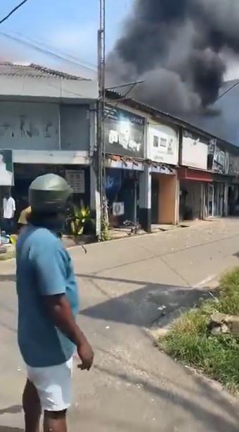 අම්බලන්ගොඩ වෙළෙඳ සංකීර්ණ ගින්න පාලනය කරයි අම්බලන්ගොඩ වෙළෙඳ සංකීර්ණ ගින්න පාලනය කරයි