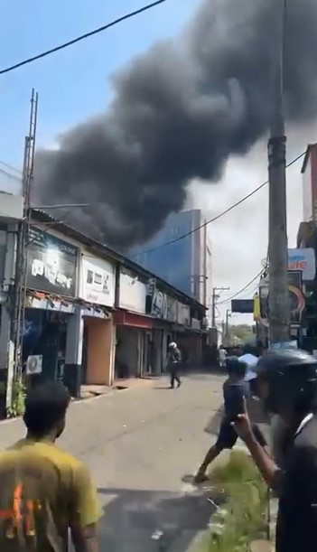 අම්බලන්ගොඩ, මහාවිදියේ විදුලි උපකරණ වෙළෙඳ සැලක ගින්නක්