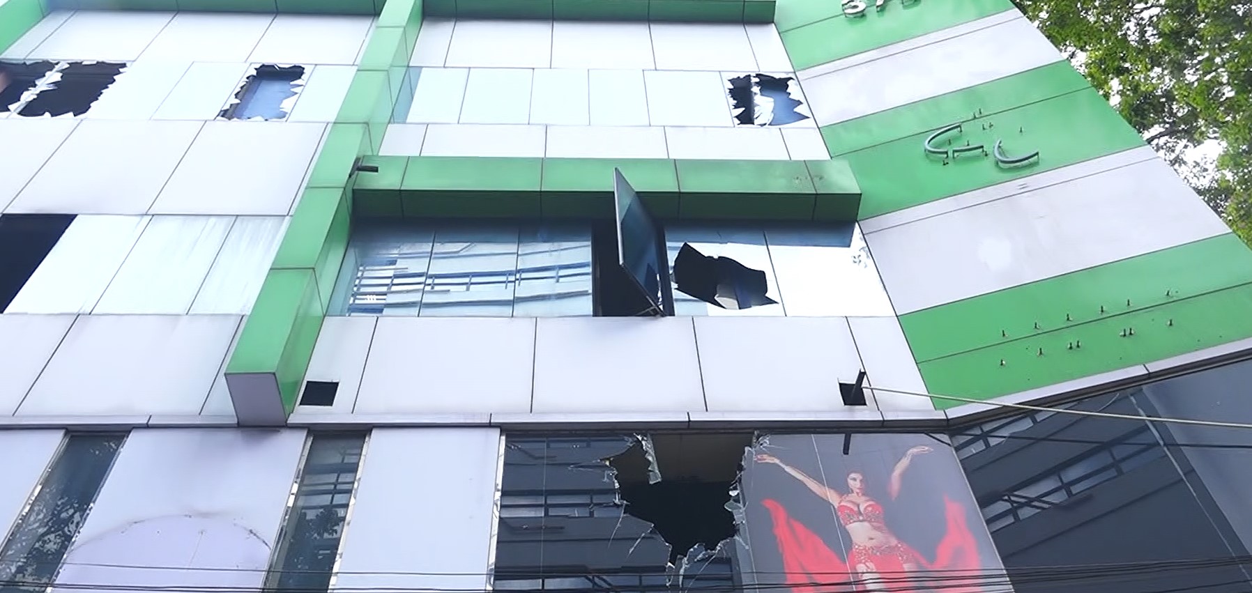 බම්බලපිටිය රාත්රී සමාජ ශාලාවක ගැටුමක් දුරදිග ගොස් පිරිසක් ගිනි තබයි බම්බලපිටිය රාත්රී සමාජ ශාලාවක ගැටුමක් දුරදිග ගොස් පිරිසක් ගිනි තබයි