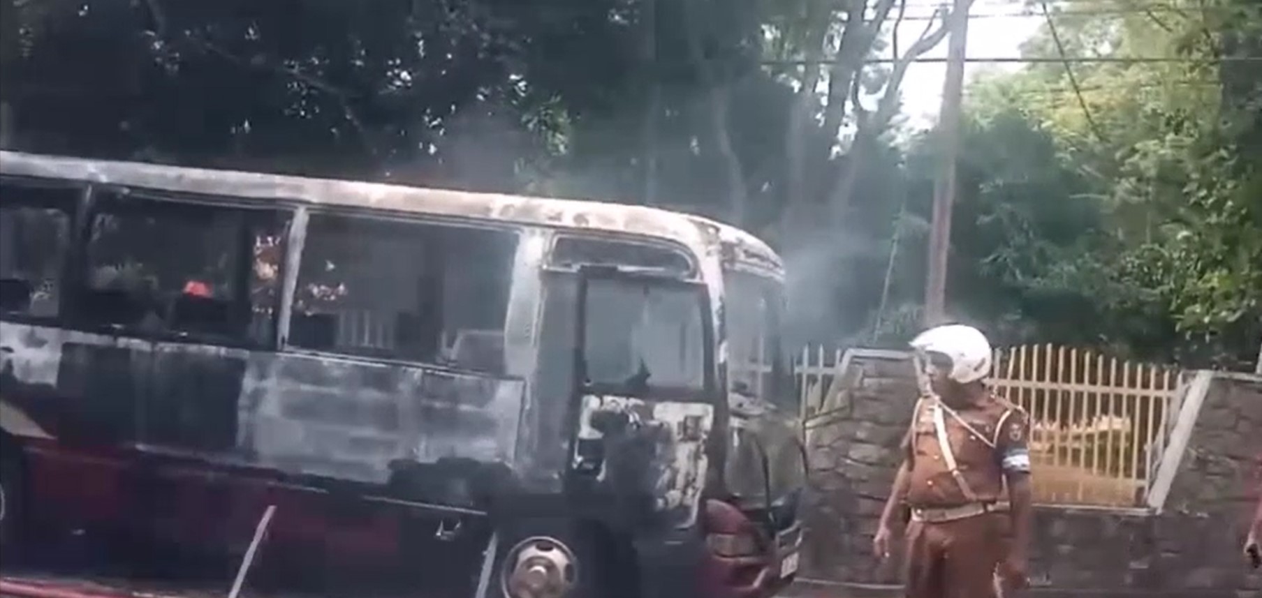 අනුරාධපුර වන්දනාවේ ගිය මහනුවර බස් රථයක් ගිනි ගනී අනුරාධපුර වන්දනාවේ ගිය මහනුවර බස් රථයක් ගිනි ගනී