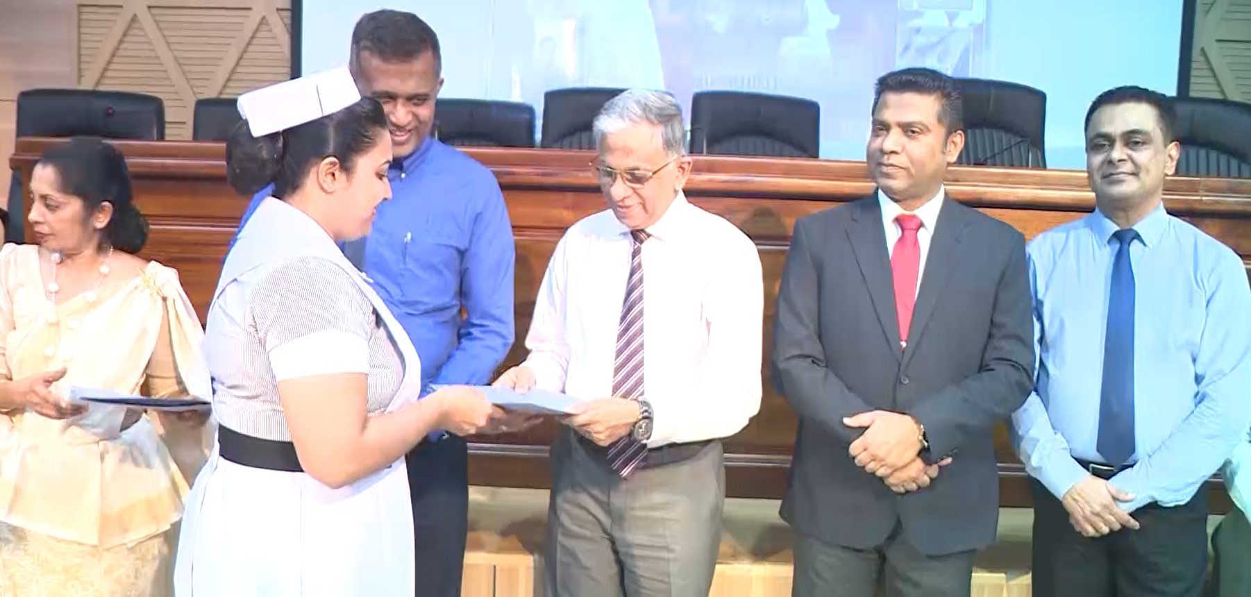 මේ වසර තුල අලුතින් හෙද සේවයට 4000 ක් රෝහල්වලට මේ වසර තුල අලුතින් හෙද සේවයට 4000 ක් රෝහල්වලට