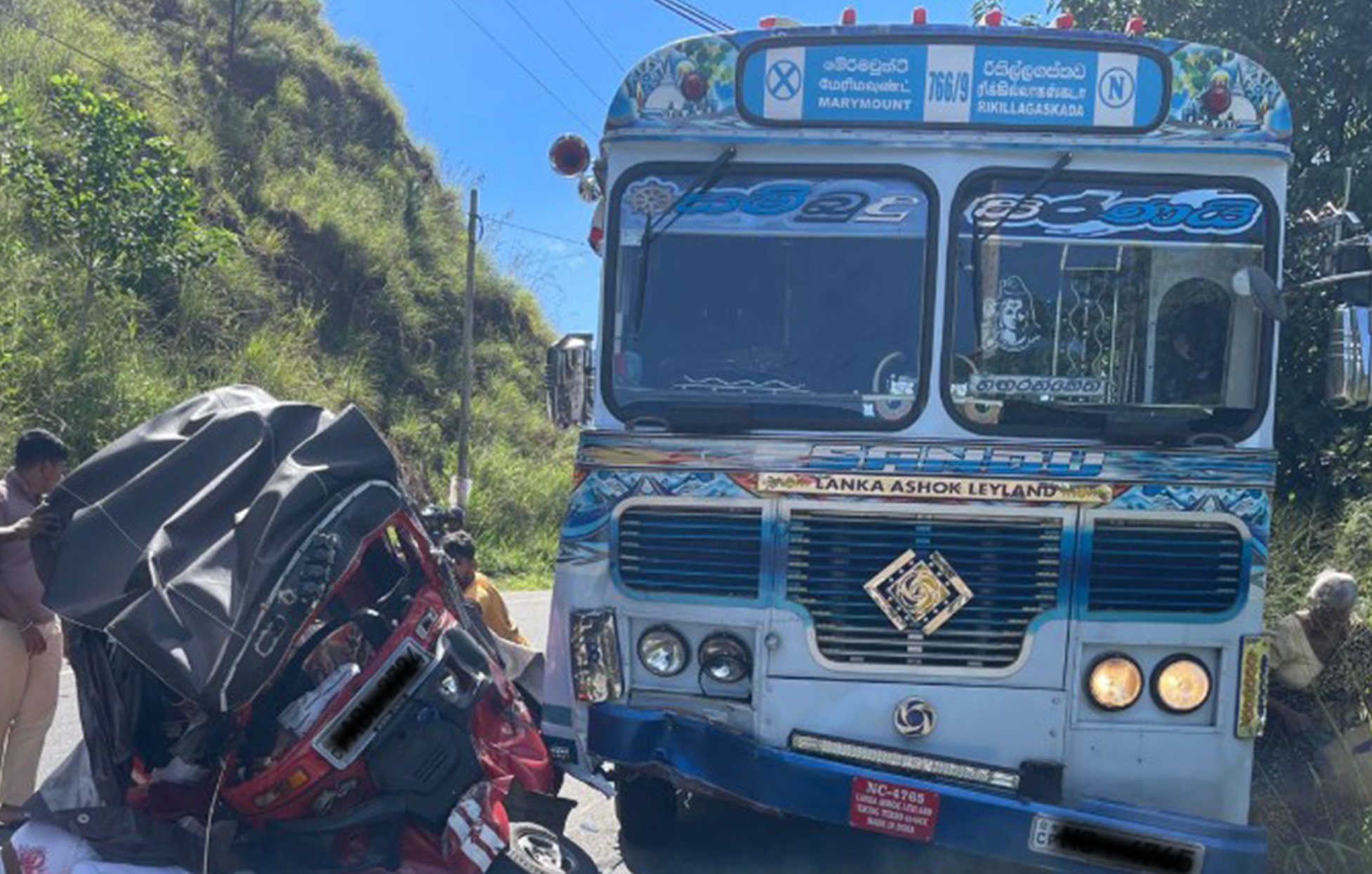 මන්දාරම් නුවර, බස් ත්‍රී රෝද රථ අනතුරකින් පුද්ගලයෙක් හතර දෙනකුට බරපතලයි (VIDEO)