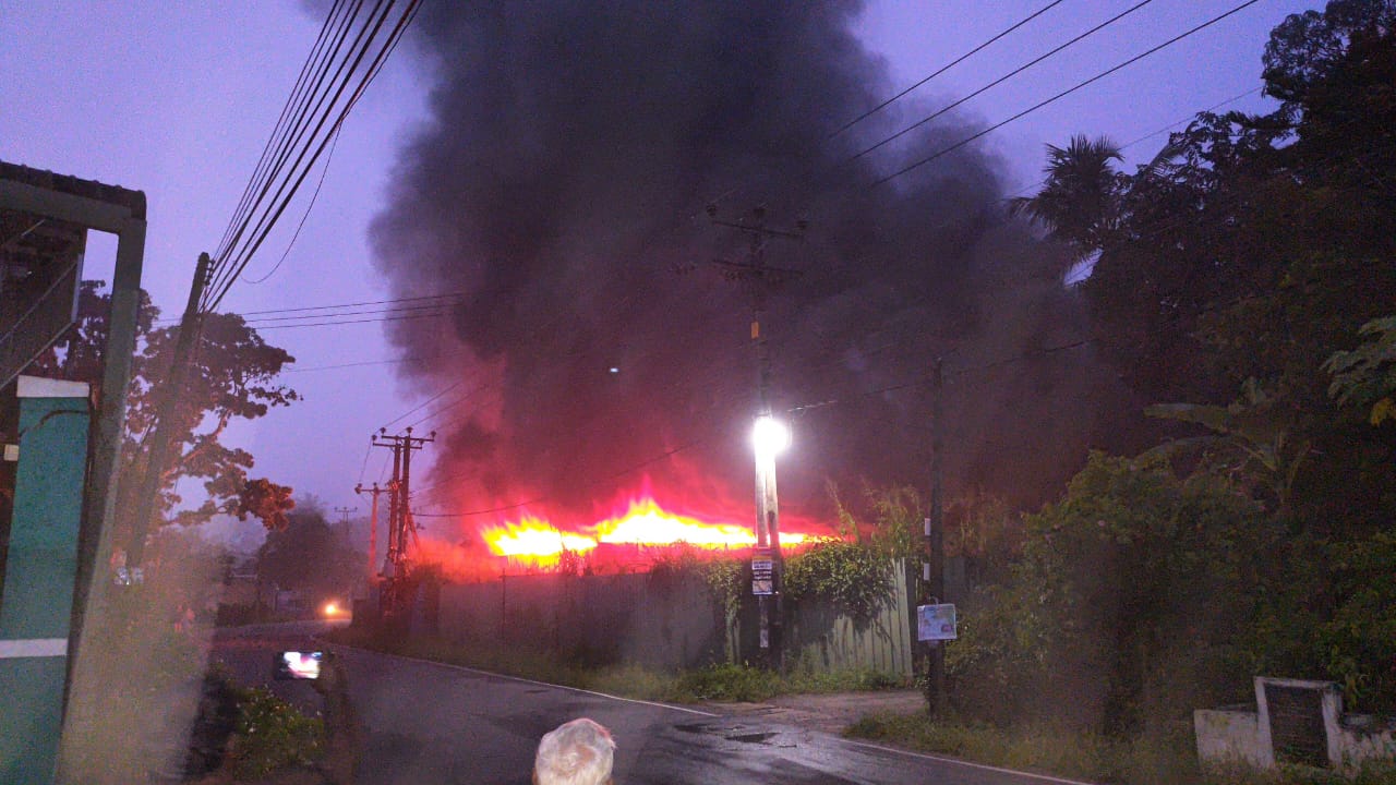 රනාල කාඩ්බෝඩ් ආශ්රිත නිෂ්පාදන කර්මාන්ත ශාලාවක ගින්නක් රනාල කාඩ්බෝඩ් ආශ්රිත නිෂ්පාදන කර්මාන්ත ශාලාවක ගින්නක්