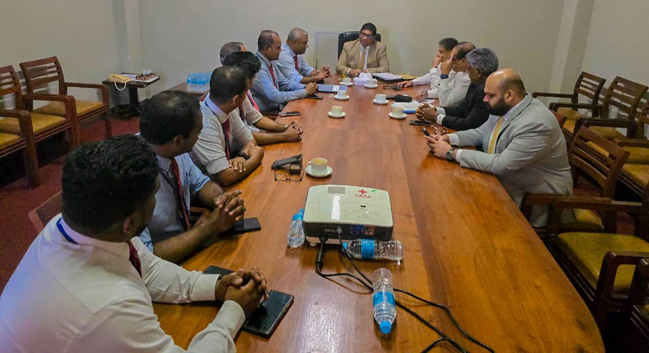 වර්ජන ක්රියාමාර්ගයක සිටින රජයේ වෛද්යවරු විපක්ෂයේ පිරිසක් හමුවේ වර්ජන ක්රියාමාර්ගයක සිටින රජයේ වෛද්යවරු විපක්ෂයේ පිරිසක් හමුවේ