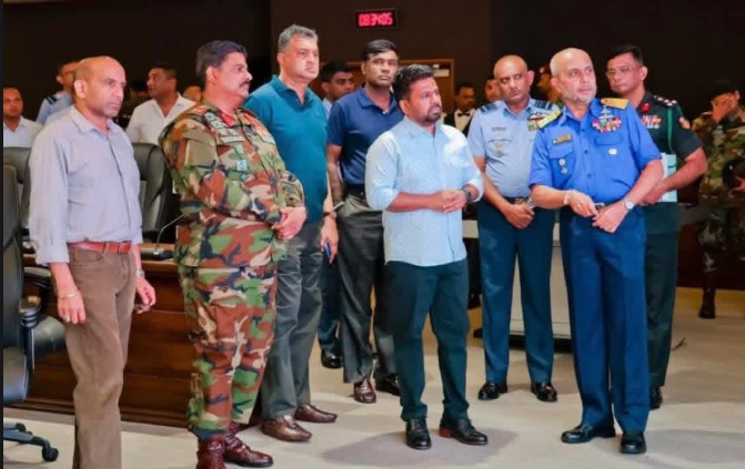 කලාඔය පාලම මත සැඩ පහරට හසුවූ බස් රථයේ සිටි පිරිසෙන් මේවන විට 25 කට වැඩි පිරිසක් මුදාගනී