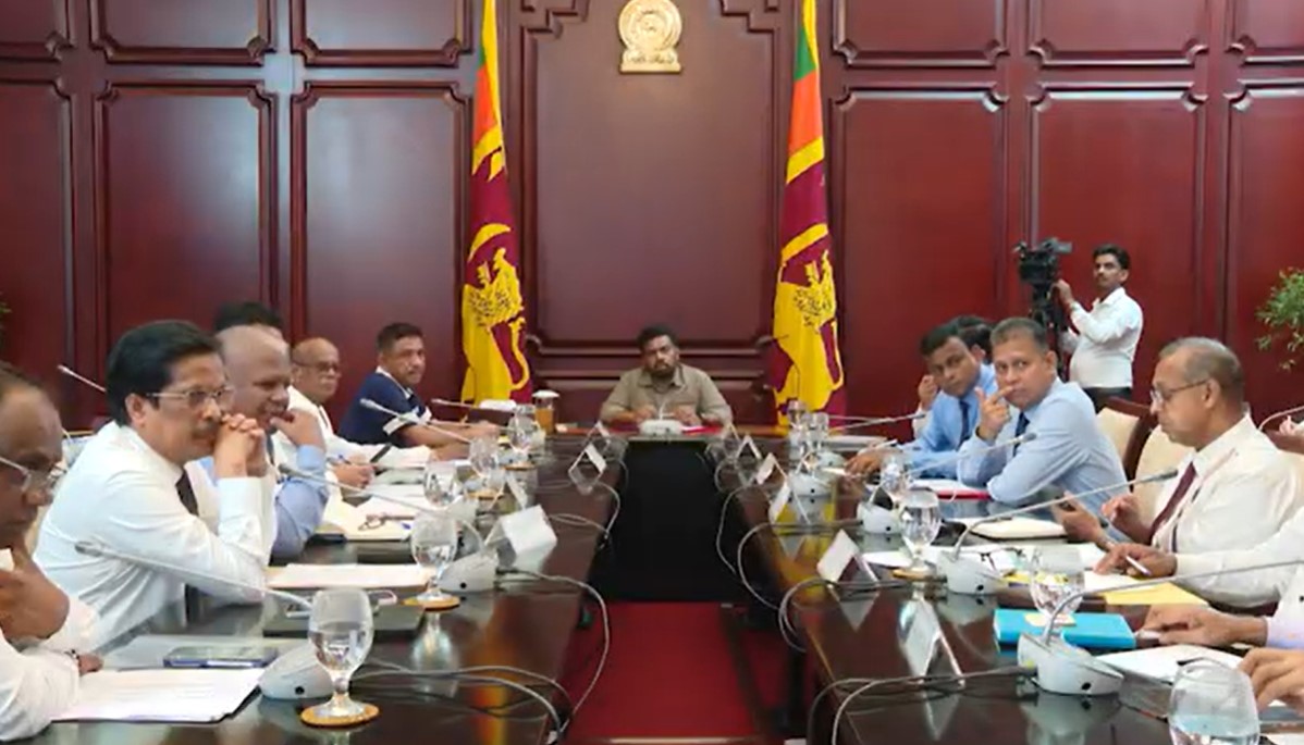 විපතට පත් ජනතාවට සහන සැලසීම මෙන්ම ජන ජීවිතය යළි ස්ථාපිත කිරීමේදී ද සියලු ආයතන අතර මනා සම්බන්ධීකරණයක් අත්යවශ්යයි ජනපති අවධාරණය කරයි විපතට පත් ජනතාවට සහන සැලසීම මෙන්ම ජන ජීවිතය යළි ස්ථාපිත කිරීමේදී ද සියලු ආයතන අතර මනා සම්බන්ධීකරණයක් අත්යවශ්යයි ජනපති අවධාරණය කරයි